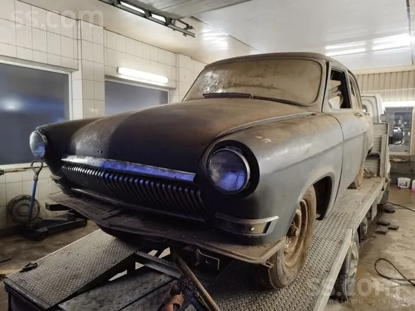 GAZ Gaz 21, 1958 gada, ar padomju laika papīriem. Stāv