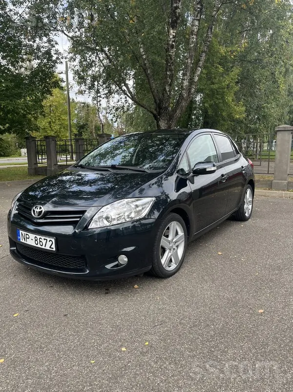 Toyota Kopts un labi uzturēta Toyota Auris ar 2.0 D-4D dī