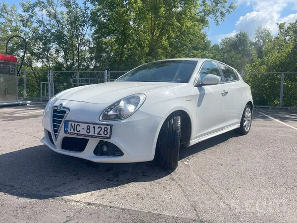 Alfa-Romeo Pardodu jaudīgu, ekonomisko auto ar mazu ceļa nodo