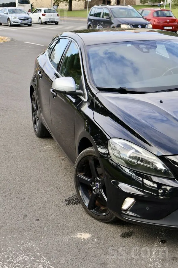 Pārdodu savu 2015. gada Volvo V40 R-Design ar manuālo pārnesumkārbu un 190 0