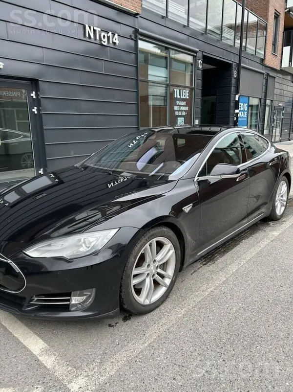 Tesla Model S 85D