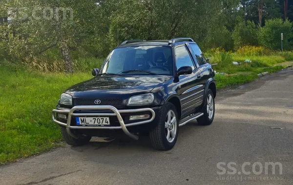 Toyota Pārdodu uzticamu un vizuāli pievilcīgu pirmās paau