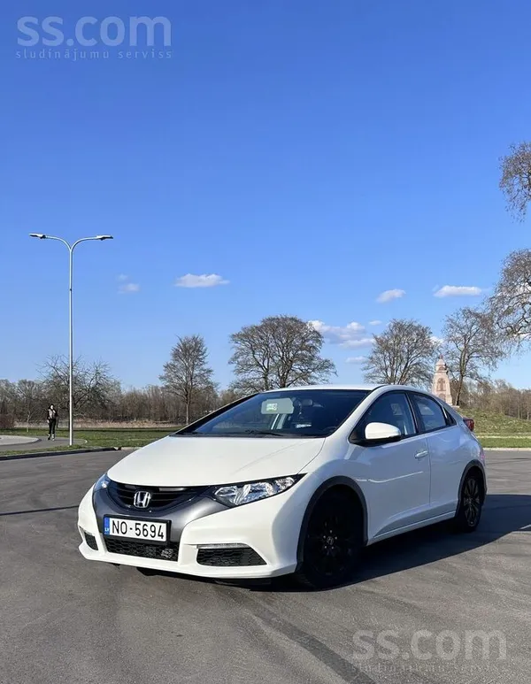Pardodu foršu Honda Civic 2013 g. ar 1.6 dīzeļdzinēju. Baltā perlamutra krās