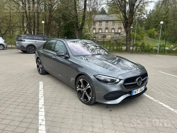 Mercedes Praktiski jauna automašīna ar daudziem retajiem op