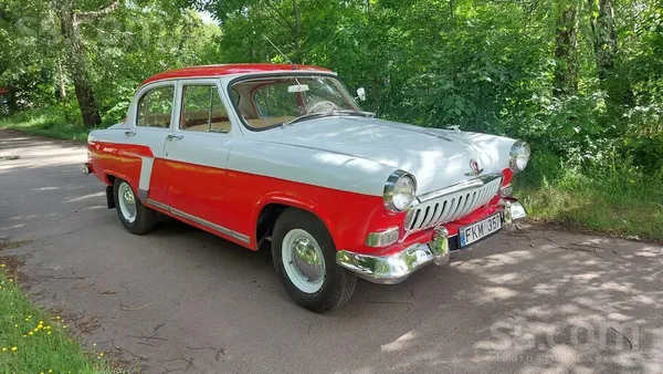 Šī 1961. gada Gaz 21 Volga, otrās sērijas modelis ar ikonisko lēcošā brieža