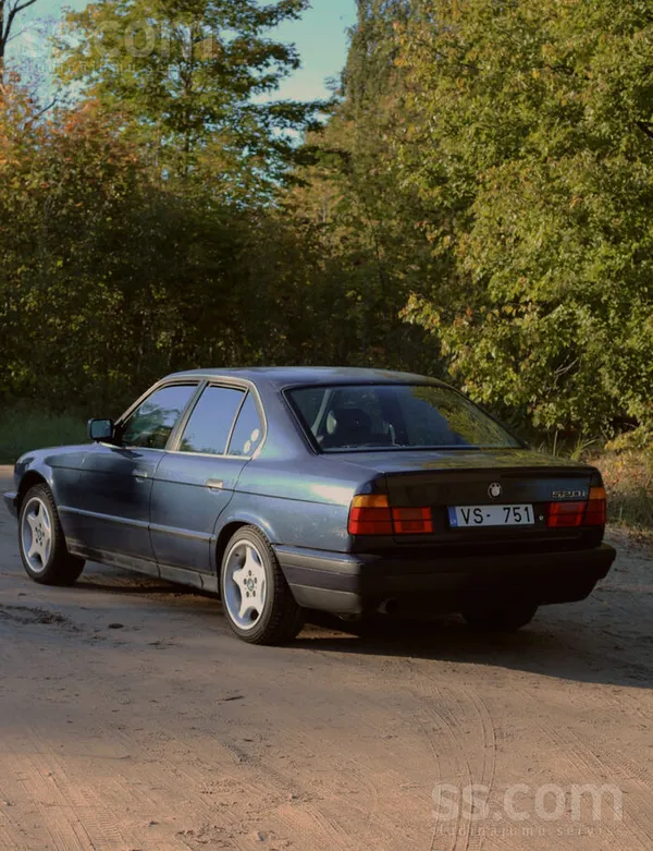 Продам BMW E34 1989 года. Руль M-tech 1. Диски r17. Двигатель, перебран и об