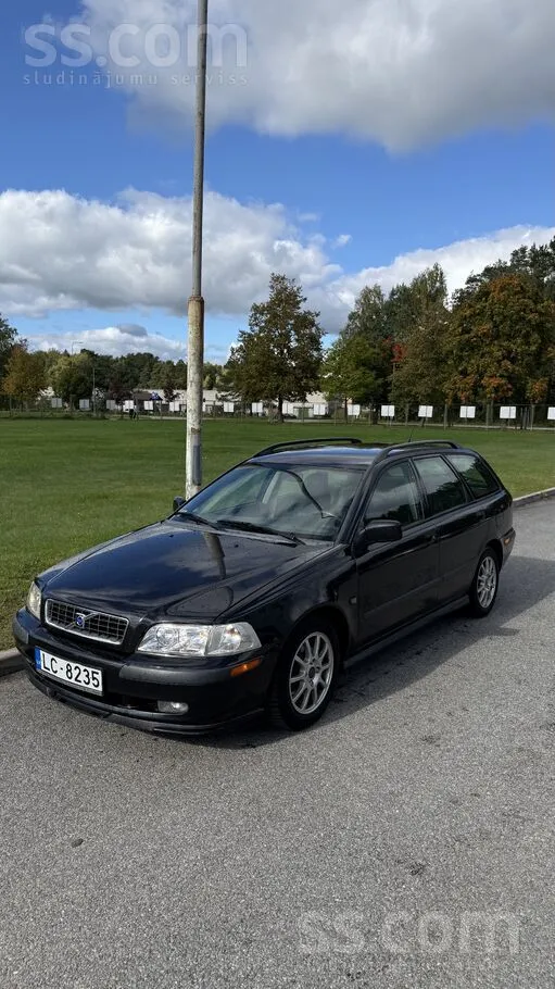 Volvo V40 2003, 1.9D dīzelis, Manuāls, Universāls, Melns — Latvijā