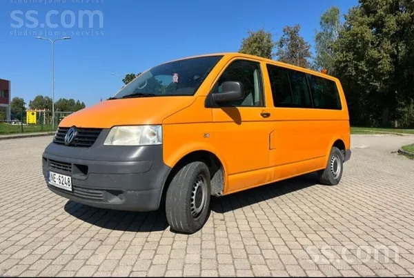 Volkswagen Pārdod Volkswagen T5 Caravelle – oranžs buss ar ga