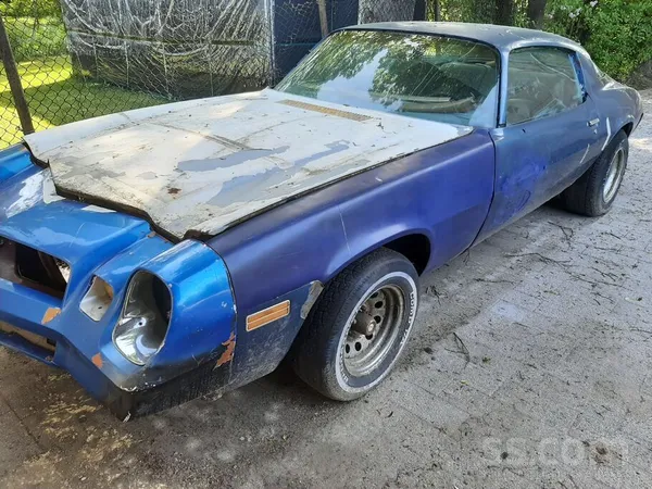 Chevrolet Pārdodu restaurējamu auto, motoru var piedarbināt,
