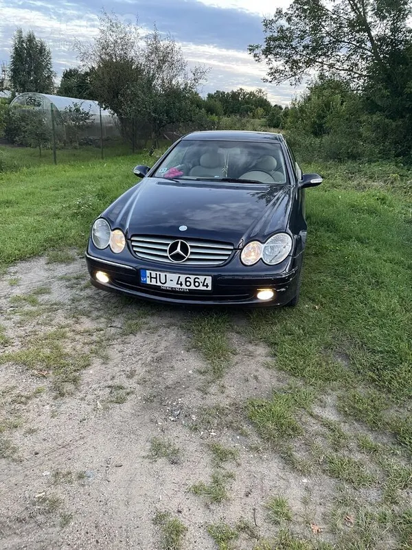 Mercedes Dinamisks auto kurš brauc ātri un rūc Skaļi. Ta ar