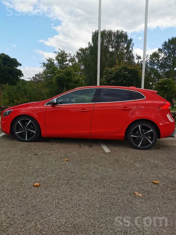 Volvo R Design 2.0L dīzelis 140Kw 5 cilindru dzinējs.
Auto kopts. Visas ap