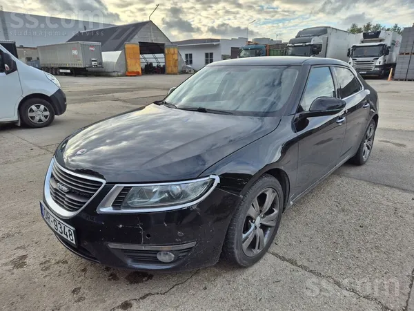 Saab Pēc nelielas sadursmes ar dzīvnieku un ar motora d