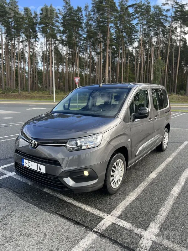 Toyota Cena ar Pvn. Pārdod uzņēmums.