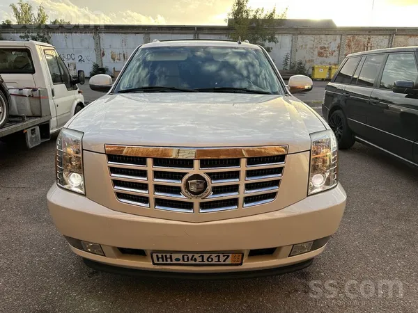 Cadillac Escalade - 1