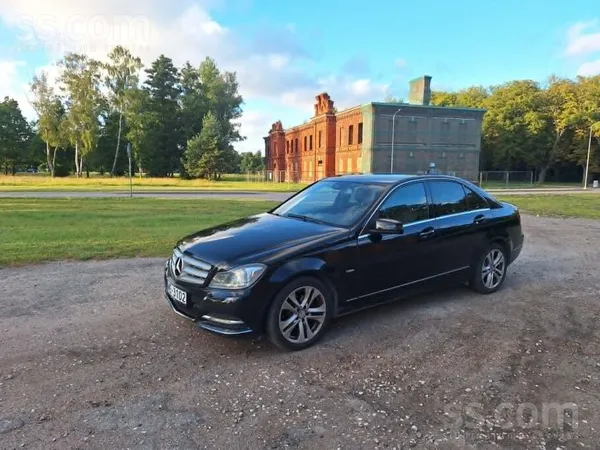 Tiek pārdots labi uzturēts Mercedes Benz C180. Latvijā no 2026. februāra. TA