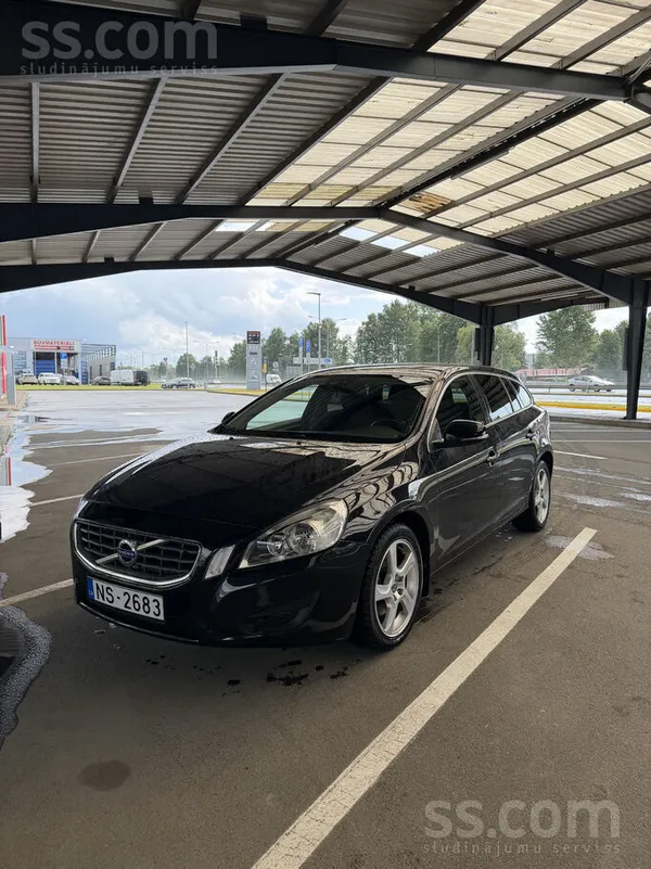 Volvo Volvo V60 (5 cilindru) D3 ar manuālo ātrumkārbu. R