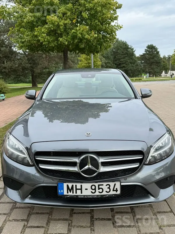 Mercedes Pārdodu automašīnu lieliskā stāvoklī. Ievesta no V