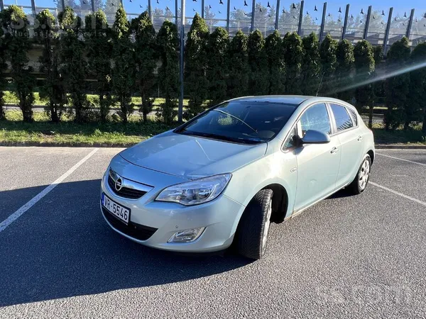 Pārdodu 2010. gada Opel Astra ar dīzeļdzinēju un automātisko ātrumkārbu. Pra
