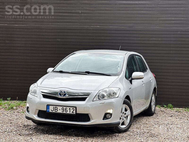 Toyota Auris hybrid 2012. gada 1.8 hibrīds ar automātisko transmisiju – uzti