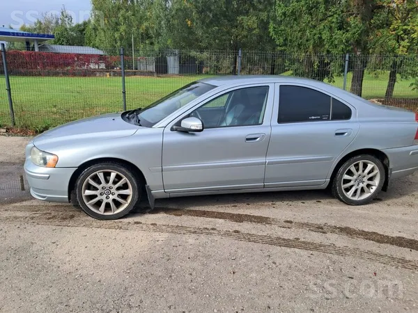 Pārdodu Volvo S60, labā tehniskā stāvoklī. Vasaras riepas 205, 55/R17, ir ar