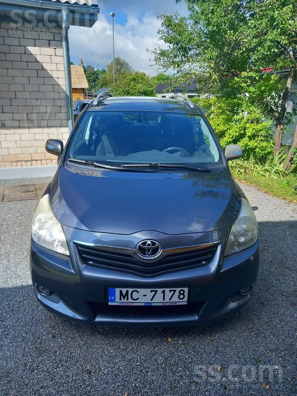 Toyota Corolla Verso 2009, 2.2D dīzelis, Automāts, Furgons, Pelēks — Latvijā