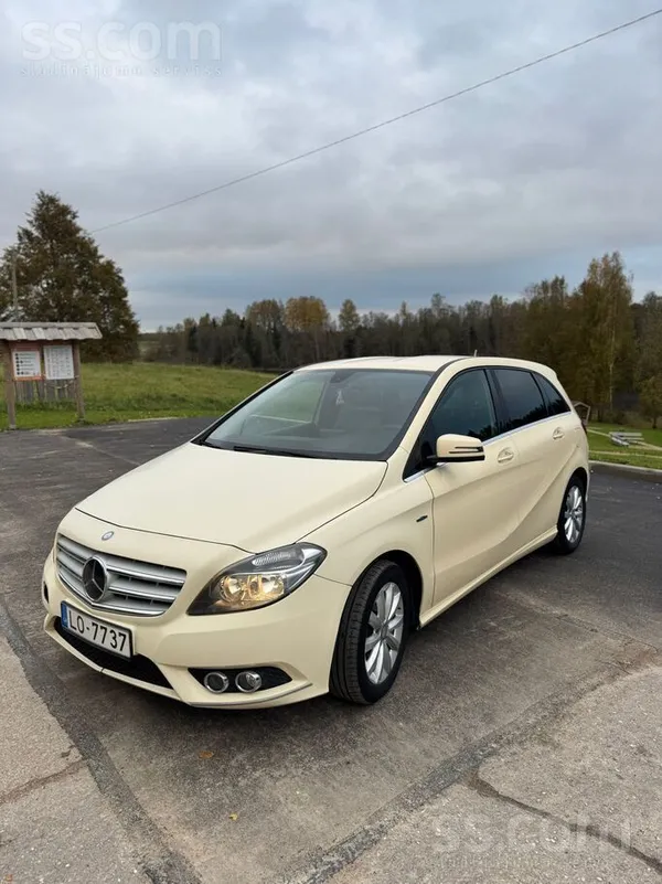 Mercedes Pārdod koptu Mercedes-Benz B180 (2012)