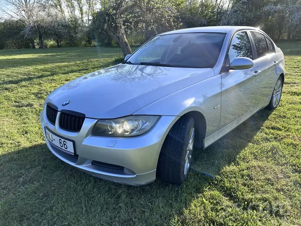 Dzimis kā 320i, ielikts N52B25 dzinējs(160 kW /215 hp), Vienmasas spararats,