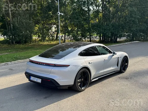 Elektroauto, bet pirmām kārtām Porsche. Zems smaguma centrs, pilnpiedziņa un