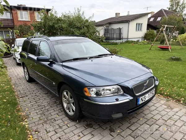 Pārdodu Volvo V70 2.4 benzīns/gāze, 2004. gada facelift modelis, ar pasvaigu