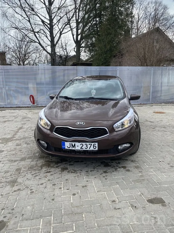 Īpašniece pārdod auto, ko vairs nesanāk izmantot ikdienā, auto vairāk stāv n