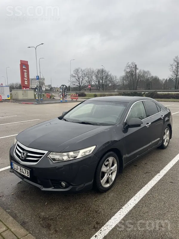 Sakarā ar jauna auto iegādi tiek pārdota Honda ar ziemas un vasaras riepām.