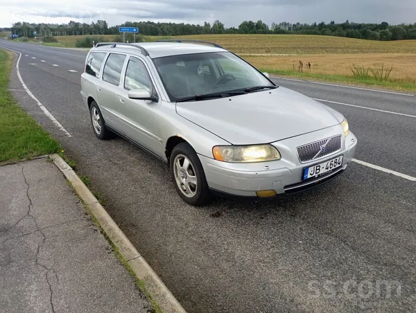Volvo Pārdodu uzticamu auto. Vizuālais ir rūsa. no apakš