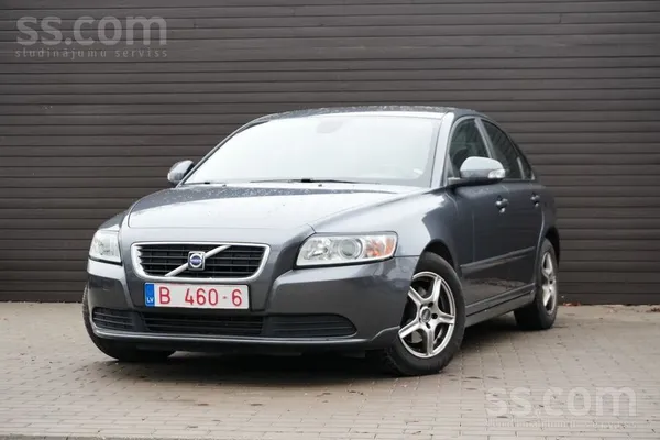 Volvo S40 2009. gada, 1.6 dīzelis ar manuālo ātrumkārbu.
Sedans, kas pie