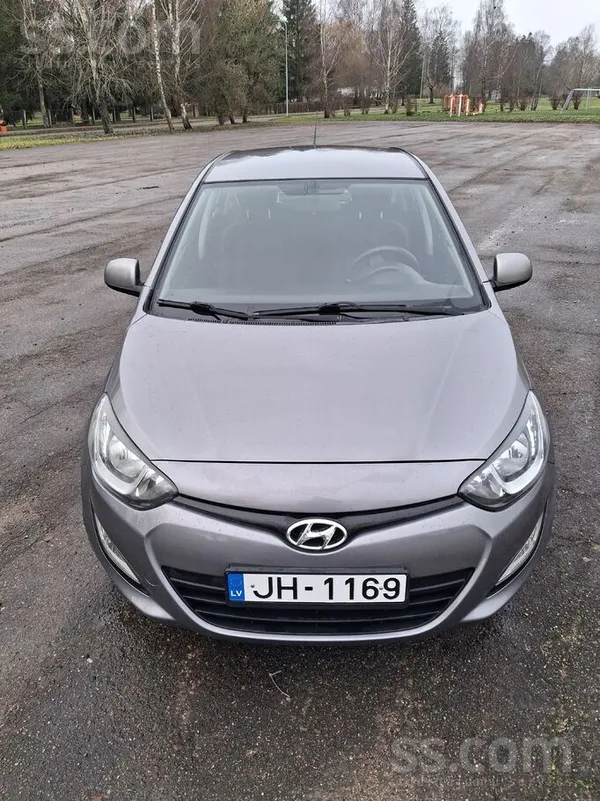 Hyundai i20 2013, 1.2 benzīns, Manuāls, Hečbeks, Pelēks — Latvijā