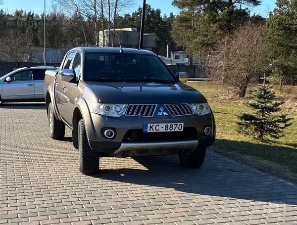 Mitsubishi L 200 2013, 2.5D dīzelis, Automāts, Pikaps, Brūns — Latvijā