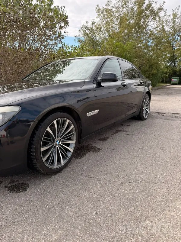 BMW Машина в хорошем состоянии. диски R20