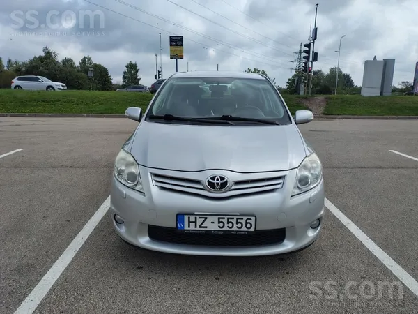 Toyota Тойота Аурис, 1.6 бензин, механика, в хорошем сост