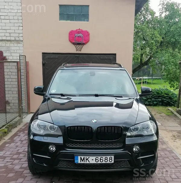 Pārdodu x5 e70 4.0d 225kw melns uz melna ar oriģinalu un pierādamu 250 000km