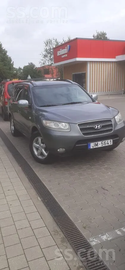 Hyundai Auto labā tehniskā stāvoklī. Virsbūvē nelieli rūsa