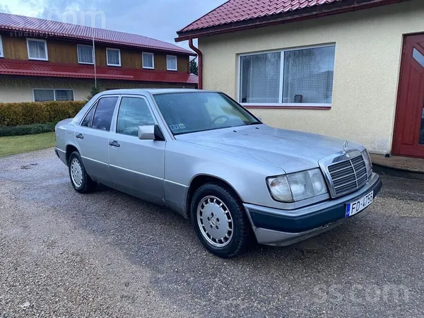 Mercedes 230 1992, 2.3 benzīns, Manuāls, Sedans, Sudrabs — Latvijā
