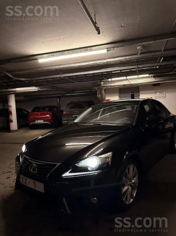 Tiek pārdots kopts un uzticams Lexus Is300H 2013. gada izlaiduma ar 2, 5 dzi
