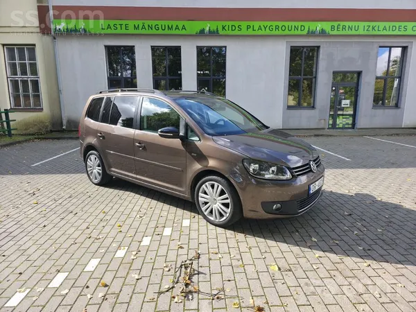 Volkswagen Touran 2013, 1.6D dīzelis, Manuāls, Furgons, Brūns — Latvijā