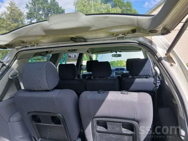 Toyota Avensis Verso - 1