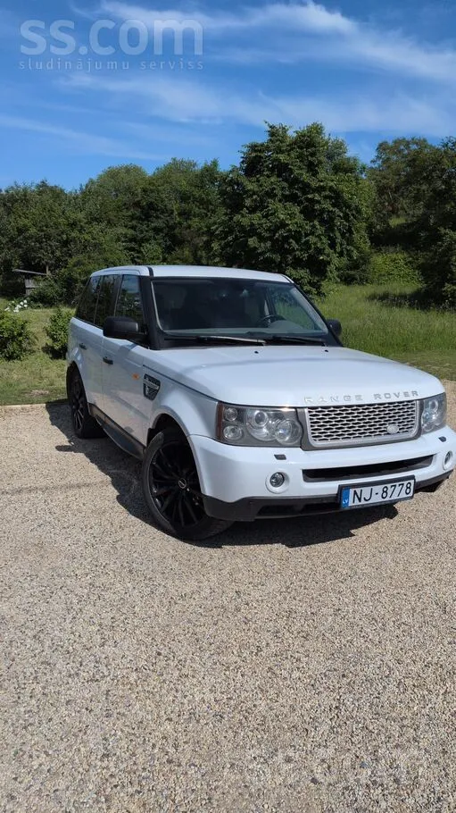 Pārdod skaistu baltu Range Rover Sport ar melniem diskiem un gaišu ādas salo
