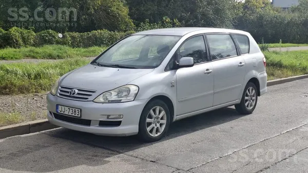 Toyota Avensis Verso 2004, 2.0D dīzelis, Manuāls, Furgons, Sudrabs — Latvijā