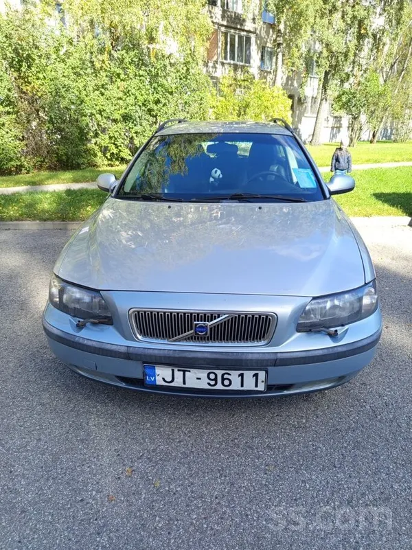 Volvo V70 2001, 2.4 gāze, Manuāls, Universāls, Sudrabs — Latvijā