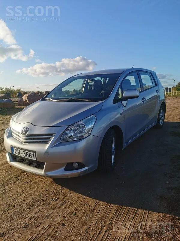 Toyota Verso 2.0D 93 KW 2010 года в хорошем техническом и визуальном состоян