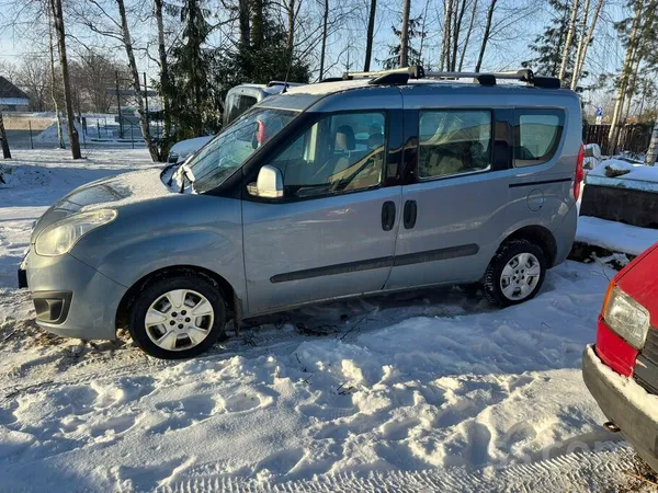 Opel Pārdod attēlos redzamo auto ar motora defektu.