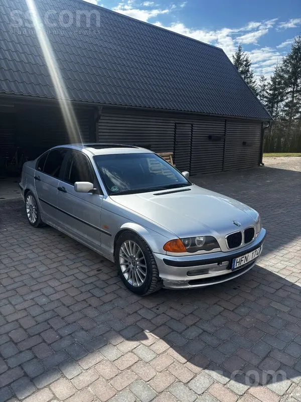 BMW Padodu labu mašīnu ar dažiem vizuāliem defektiem. 