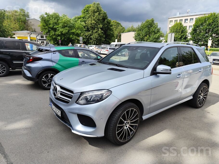 Gle350 D 4Matic
Ziemas riepas jaunas Yokohama 
Diski Amg 20 rādiuss 
Vasa